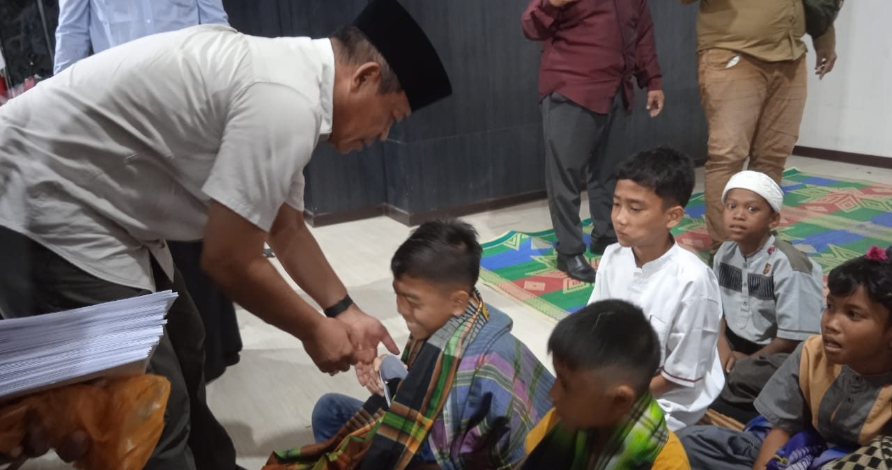 Yayasan Peduli Anak Yatim dan Fakir miskin (AYFAMI) Kota Tanjung Balai melaksanakan kegiatan bakti sosial memberikan santunan kepada anak yatim dan Khitanan Massal, dipendopo Rumah Dinas Wali kota Tanjung Balai.(Foto:www.informasiterpercaya.com)