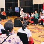Presiden Joko Widodo (Jokowi) bertemu dengan anak-anak pelajar Papua di Ballroom Cendrawasih, Swiss-Belhotel, Kota Jayapura.(Foto:www.informasiterpercaya.com)