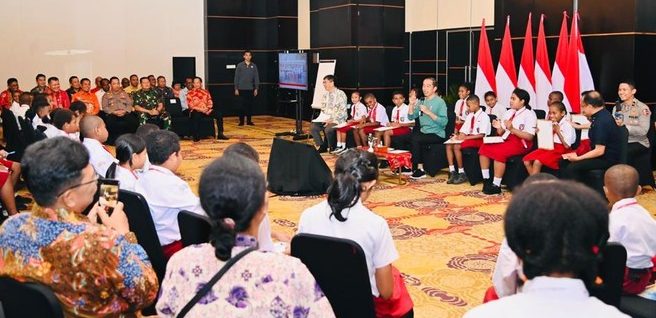 Presiden Joko Widodo (Jokowi) bertemu dengan anak-anak pelajar Papua di Ballroom Cendrawasih, Swiss-Belhotel, Kota Jayapura.(Foto:www.informasiterpercaya.com)