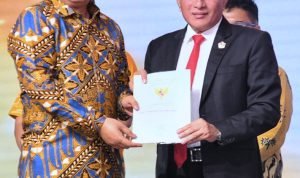 Gubsu Edy Rahmayadi mendampingi Menteri Agraria dan Tata Ruang / Kepala Badan Pertanahan Nasional, Hadi Tjahjanto menyerahkan sertipikat aset Pemerintah Provinsi dan Kab/Kota se-Sumut di Aula Raja Inal Siregar, Lantai 2 Kantor Gubsu Jalan Pangeran Diponegoro Medan, Kamis (20/7/2023).(Foto:www.informasiterpercaya.com) Gubsu Edy Rahmayadi mendampingi Menteri Agraria dan Tata Ruang / Kepala Badan Pertanahan Nasional, Hadi Tjahjanto menyerahkan sertipikat aset Pemerintah Provinsi dan Kab/Kota se-Sumut di Aula Raja Inal Siregar, Lantai 2 Kantor Gubsu Jalan Pangeran Diponegoro Medan, Kamis (20/7/2023).(Foto:www.informasiterpercaya.com)
