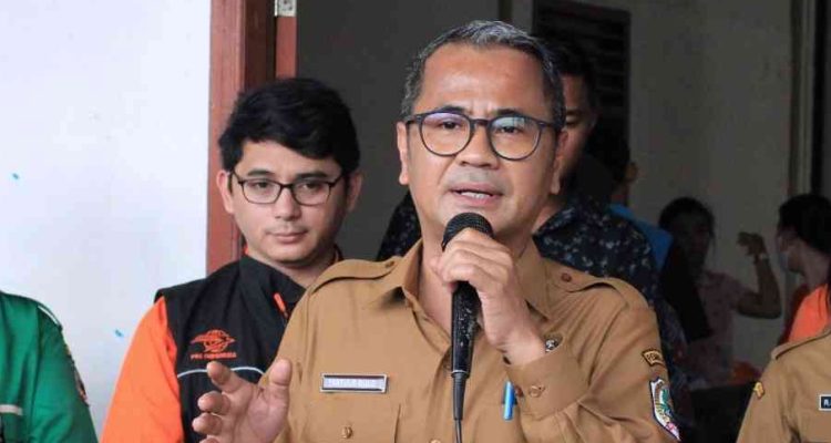 Bupati Nias Yaatulo Gulo SE SH MSi memantau sekaligus serahkan secara langsung Bantuan Cadangan Pangan Pemerintah (CPP) kepada Keluarga Resiko Stunting (KRS).(Foto:www.informasiterpercaya.com)