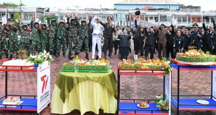 Foto bersama Bupati Kasmarni, Wabup H Bagus Santoso bersama Forkopimda dan tamu undangan lainnya.(Foto:www.informasiterpercaya.com)