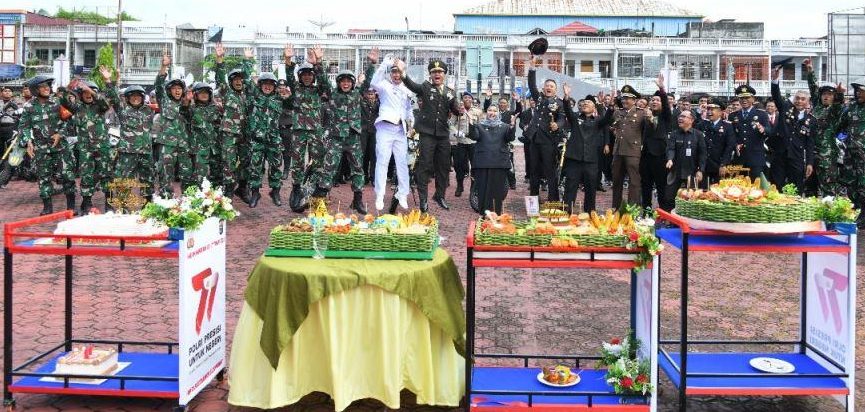 Foto bersama Bupati Kasmarni, Wabup H Bagus Santoso bersama Forkopimda dan tamu undangan lainnya.(Foto:www.informasiterpercaya.com)