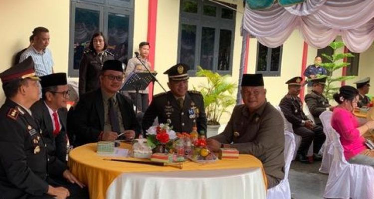 Polres Nias Bertindak sebagai Inspektur Upacara Peringatan Hari Bhayangkara Ke 77 Tahun 2023 di LINGKUNGAN POLRES NIAS Kapolres Nias AKBP Luthfi, S.I.K pada (1/7/2023) kemarin lalu.(Foto:www.informasiterpercaya.com)