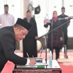 Gubsu Edy Rahmayadi bersama Ketua Tim Penggerak Pemberdayaan dan Kesejahteraan Keluarga (TP PKK) Provinsi Sumut Nawal Lubis menghadiri sekaligus mengukuhkan Kepala Perwakilan Badan Koordinasi Keluarga Berencana Nasional (BKKBN) Provinsi Sumut Munawar Ibrahim di Aula Tengku Rizal Nurdin, Rumah Dinas Gubernur Sumut, Jalan Sudirman Medan, Selasa (11/7/2023).(Foto:www.informasiterpercaya.com)