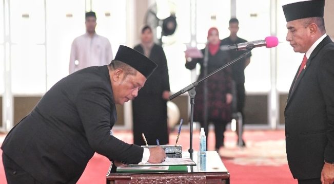 Gubsu Edy Rahmayadi bersama Ketua Tim Penggerak Pemberdayaan dan Kesejahteraan Keluarga (TP PKK) Provinsi Sumut Nawal Lubis menghadiri sekaligus mengukuhkan Kepala Perwakilan Badan Koordinasi Keluarga Berencana Nasional (BKKBN) Provinsi Sumut Munawar Ibrahim di Aula Tengku Rizal Nurdin, Rumah Dinas Gubernur Sumut, Jalan Sudirman Medan, Selasa (11/7/2023).(Foto:www.informasiterpercaya.com)