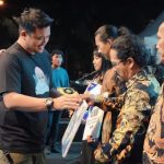 Wali Kota Medan Bobby Nasution memberikan penghargaan kepada para seniman Kota Medan atas dedikasinya dalam berkesenian.(Foto:www.informasiterpercaya.com)