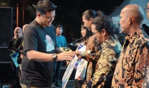 Wali Kota Medan Bobby Nasution memberikan penghargaan kepada para seniman Kota Medan atas dedikasinya dalam berkesenian.(Foto:www.informasiterpercaya.com) Wali Kota Medan Bobby Nasution memberikan penghargaan kepada para seniman Kota Medan atas dedikasinya dalam berkesenian.(Foto:www.informasiterpercaya.com)