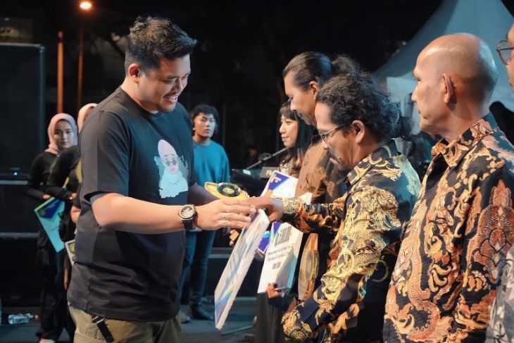 Wali Kota Medan Bobby Nasution memberikan penghargaan kepada para seniman Kota Medan atas dedikasinya dalam berkesenian.(Foto:www.informasiterpercaya.com)