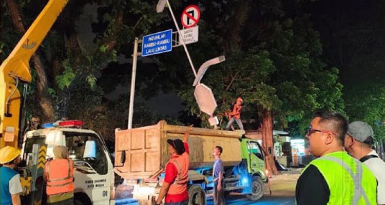 Pemko Medan saat membongkar lampu pocong di Jalan Suprapto dan Putri Hijau.(Foto:www.informasiterpercaya.com)