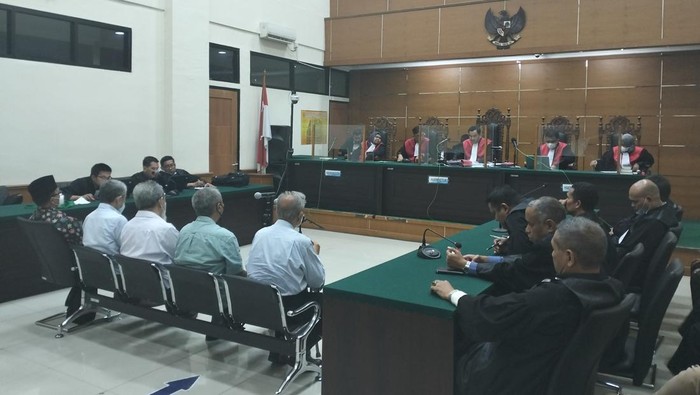 Majelis hakim Pengadilan Tipikor Serang memvonis bersalah eks Direktur Utama PT Krakatau Steel (KS) Fazwar Bujang di kasus korupsi pembangunan pabrik Blast Furnace Complex tahun 2011.(Foto:www.informasiterpercaya.com)