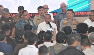 Gubsu Edy Rahmayadi melaksanakan rapat koordinasi bersama Pimpinan Forum Koordinasi Pimpinan Daerah (Forkopimda) Sumut di Ruang Kerja Lantai 10, Kantor Gubernur Sumut, Jalan Pangeran Diponegoro Medan, Senin (31/7/2023).(Foto:www.informasiterpercaya.com) Gubsu Edy Rahmayadi melaksanakan rapat koordinasi bersama Pimpinan Forum Koordinasi Pimpinan Daerah (Forkopimda) Sumut di Ruang Kerja Lantai 10, Kantor Gubernur Sumut, Jalan Pangeran Diponegoro Medan, Senin (31/7/2023).(Foto:www.informasiterpercaya.com)