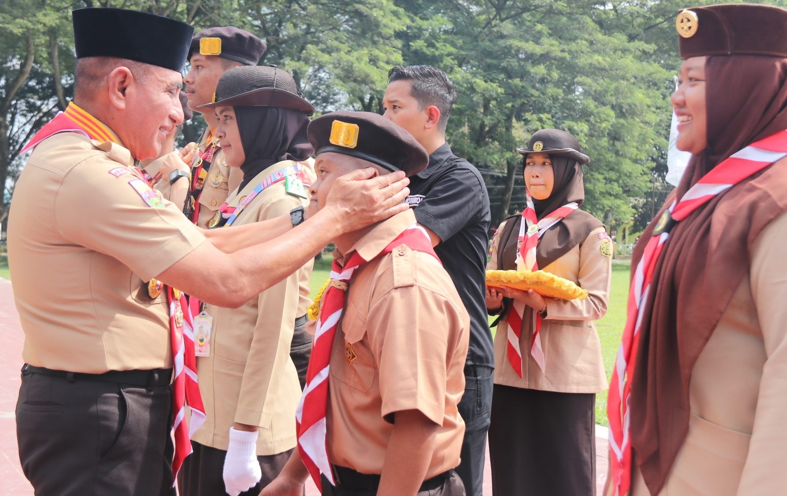 Gubsu Edy Rahmayadi sebagai pembina upacara sekaligus membuka secara resmi Raimuna Daerah Gerakan Pramuka Sumatera Utara VIII Tahun 2023 di Alun - Alun Tengku Amir Hamzah, Jalan Proklamasi, Kwala Bingai, Kecamatan Stabat, Kabupaten Langkat, Selasa (4/7).(Foto:www.informasiterpercaya.com)