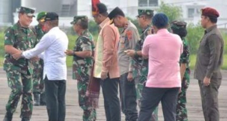 Dalam satu tahun ini, Panglima TNI sudah tiga kali melakukan kunjungan kerja ke Sumut. Sebelumnya Panglima TNI datang bersama Kapolri Jenderal Listyo Sigit Prabowo untuk menghadiri Hari Pers Nasional (HPN) Februari 2023. Bulan berikutnya Panglima TNI kembali mengunjungi Sumut untuk memimpin upacara pemberangkatan Satgas Pamtas RI-Papua Nugini.(Foto:www.informasiterpercaya.com)