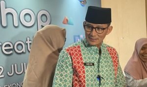 Menparekraf Sandiaga Uno mengenakan batik bermotif Gong Si Bolong berwarna hijau dan merah saat menghadiri kegiatan di Depok.(Foto:www.informasiterpercaya.com)