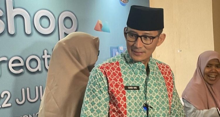 Menparekraf Sandiaga Uno mengenakan batik bermotif Gong Si Bolong berwarna hijau dan merah saat menghadiri kegiatan di Depok.(Foto:www.informasiterpercaya.com)