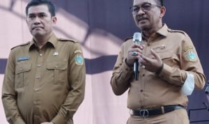 Kepala Dinas Komunikasi dan Informatika (Kominfo) Sumut Ilyas S Sitorus bersama Kepala Biro Perekonomian Setdaprov Sumut Naslindo Sirait memberikan keterangan pers di Komplek PRSU Jalan Gatot Subroto Medan, baru-baru ini.(Foto:www.informasiterpercaya.com) Kepala Dinas Komunikasi dan Informatika (Kominfo) Sumut Ilyas S Sitorus bersama Kepala Biro Perekonomian Setdaprov Sumut Naslindo Sirait memberikan keterangan pers di Komplek PRSU Jalan Gatot Subroto Medan, baru-baru ini.(Foto:www.informasiterpercaya.com)