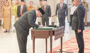 Gubsu Edy Rahamayadi melantik Pejabat Pimpinan Tinggi Pratama pada lingkungan Pemerintah Provinsi Sumut di Aula Raja Inal Siregar, lantai 2 Kantor Gubernur Sumut Jalan Diponegoro Nomor 30 Medan, Senin (24/7).(Foto:www.informasiterpercaya.com) Gubsu Edy Rahamayadi melantik Pejabat Pimpinan Tinggi Pratama pada lingkungan Pemerintah Provinsi Sumut di Aula Raja Inal Siregar, lantai 2 Kantor Gubernur Sumut Jalan Diponegoro Nomor 30 Medan, Senin (24/7).(Foto:www.informasiterpercaya.com)
