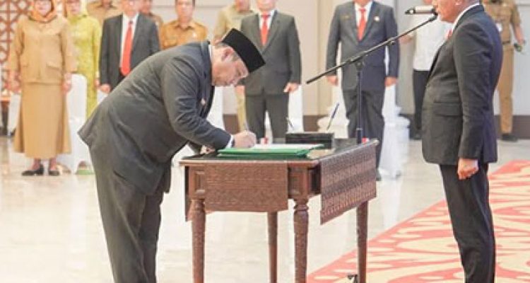 Gubsu Edy Rahamayadi melantik Pejabat Pimpinan Tinggi Pratama pada lingkungan Pemerintah Provinsi Sumut di Aula Raja Inal Siregar, lantai 2 Kantor Gubernur Sumut Jalan Diponegoro Nomor 30 Medan, Senin (24/7).(Foto:www.informasiterpercaya.com)