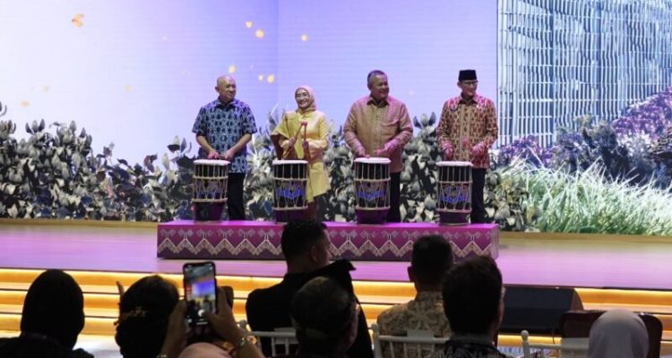 Ketua Umum Dewan Kerajinan Nasional, Wury Ma’ruf Amin membuka Pameran Karya Kreatif Indonesia (KKI) 2023.(Foto:www.informasiterpercaya.com)