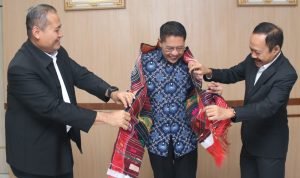 Sekdasu Arief S Trinugroho menerima Kunjungan Silaturahmi Menteri Pendidikan dan Luar Negeri Singapura di Ruang Rapat I Lantai II Kantor Gubernur Sumatera Utara Jalan Diponegoro Nomor 30 Medan, Rabu (12/7).(Foto:www.informasiterpercaya.com) Sekdasu Arief S Trinugroho menerima Kunjungan Silaturahmi Menteri Pendidikan dan Luar Negeri Singapura di Ruang Rapat I Lantai II Kantor Gubernur Sumatera Utara Jalan Diponegoro Nomor 30 Medan, Rabu (12/7).(Foto:www.informasiterpercaya.com)