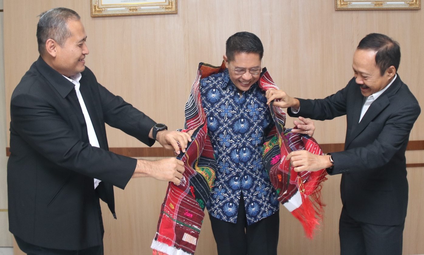 Sekdasu Arief S Trinugroho menerima Kunjungan Silaturahmi Menteri Pendidikan dan Luar Negeri Singapura di Ruang Rapat I Lantai II Kantor Gubernur Sumatera Utara Jalan Diponegoro Nomor 30 Medan, Rabu (12/7).(Foto:www.informasiterpercaya.com)