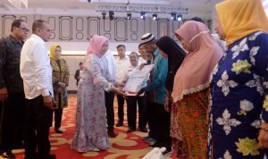 Gubsu didampingi Ketua TP PKK Provinsi Sumut Nawal Lubis beserta Forkopimda Sumut menghadiri peringatan Hari Lanjut Usia Nasional 2023, dengan tema ‘Lansia Terawat, Indonesia Bermartabat’ di Aula Raja Inal Siregar lantai 2, Kantor Gubernur Sumut Jalan Diponegoro Nomor 30 Medan, Rabu (12/7).(Foto:www.informasiterpercaya.com) Gubsu didampingi Ketua TP PKK Provinsi Sumut Nawal Lubis beserta Forkopimda Sumut menghadiri peringatan Hari Lanjut Usia Nasional 2023, dengan tema ‘Lansia Terawat, Indonesia Bermartabat’ di Aula Raja Inal Siregar lantai 2, Kantor Gubernur Sumut Jalan Diponegoro Nomor 30 Medan, Rabu (12/7).(Foto:www.informasiterpercaya.com)
