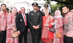 Gubsu Edy Rahmayadi bersama Ketua TP PKK Sumut Nawal Lubis dan keluarga diabadikan bersama usai acara Praspa dan Sumpah Perwira merupakan upacara pelantikan para Taruna Akmil dan Akpol di Istana Negara Jalan Medan Merdeka Utara Jakarta Pusat, Rabu (26/7/2023).(Foto:www.informasiterpercaya.com) Gubsu Edy Rahmayadi bersama Ketua TP PKK Sumut Nawal Lubis dan keluarga diabadikan bersama usai acara Praspa dan Sumpah Perwira merupakan upacara pelantikan para Taruna Akmil dan Akpol di Istana Negara Jalan Medan Merdeka Utara Jakarta Pusat, Rabu (26/7/2023).(Foto:www.informasiterpercaya.com)