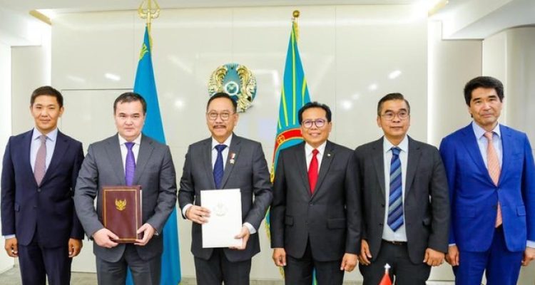 Kepala Otorita Ibu Kota Nusantara (IKN), Bambang Susantono, dan Gubernur Ibu Kota Astana, Zhenis Kassymbek, menandatangani Memorandum of Understanding (MoU) tentang inisiatif ibu kota negara.(Foto:www.informasiterpercaya.com)