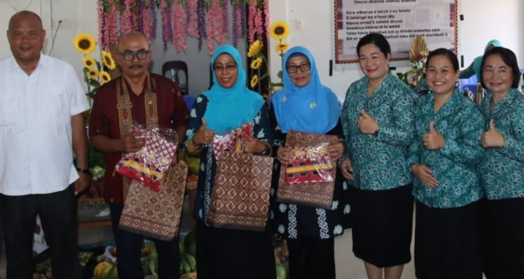 TP PKK Provinsi Sumatera Utara Laksanakan Monitoring UP2K di Desa Onozalukhu Kecamatan Lahewa Kabupaten Nias Utara pada (15/6) kemarin lalu.(Foto:www.informasiterpercaya.com)