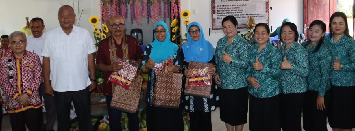 TP PKK Provinsi Sumatera Utara Laksanakan Monitoring UP2K di Desa Onozalukhu Kecamatan Lahewa Kabupaten Nias Utara pada (15/6) kemarin lalu.(Foto:www.informasiterpercaya.com)