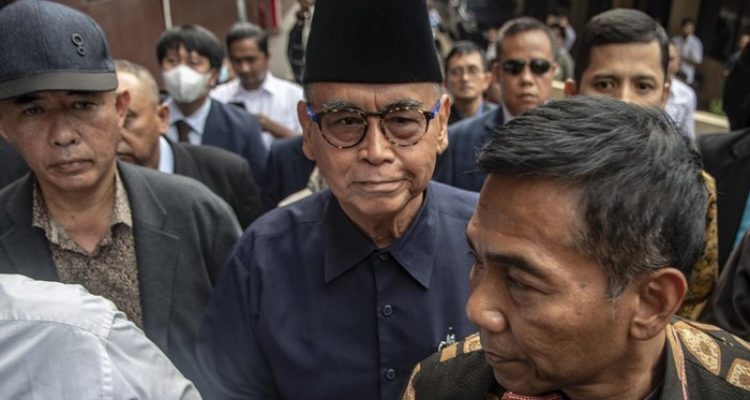 Polisi menemukan tindak pidana baru di kasus yang melibatkan pimpinan Pondok Pesantren (Ponpes) Al-Zaytun, Panji Gumilang. Tindak pidana itu yakni terkait Undang-undang Informasi dan Transaksi Elektronik (ITE).(Foto:www.informasiterpercaya.com)