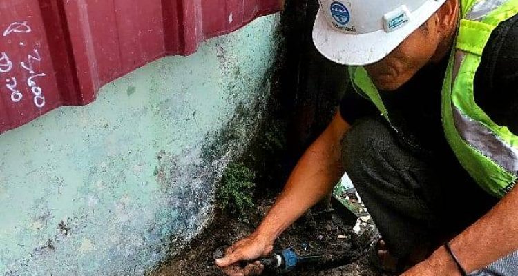 Petugas Perumda Tirtanadi Cabang Denai saat memeriksa pipa air di Kantor Pewarta Jalan Medan Area Selatan No 282/37 Kelurahan Sukaramai I Kecamatan Medan Area.(Foto:www.informasiterpercaya.com)