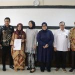 Prof. Dr. Liesna Andriany, M.Pd bersama Kepala LLDikti Wilayah I Prof Drs. Saiful Anwar Matondang MA. PhD, Ketua Pembina Yayasan UISU T. Hamdy Oesman Dali Khan Al Hajj, Ketua Umum Pengurus Yayasan UISU Prof. dr. Ismet Danial Nasution, drg, Rektor UISU Dr. Safrida SE, M.Si foto bersama usai penyerahan SK Guru Besar di Aula LLDikti, Senin (3/7).(Foto:www.informasiterpercaya.com)