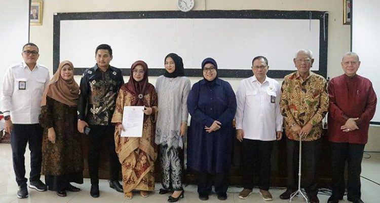 Prof. Dr. Liesna Andriany, M.Pd bersama Kepala LLDikti Wilayah I Prof Drs. Saiful Anwar Matondang MA. PhD, Ketua Pembina Yayasan UISU T. Hamdy Oesman Dali Khan Al Hajj, Ketua Umum Pengurus Yayasan UISU Prof. dr. Ismet Danial Nasution, drg, Rektor UISU Dr. Safrida SE, M.Si foto bersama usai penyerahan SK Guru Besar di Aula LLDikti, Senin (3/7).(Foto:www.informasiterpercaya.com)