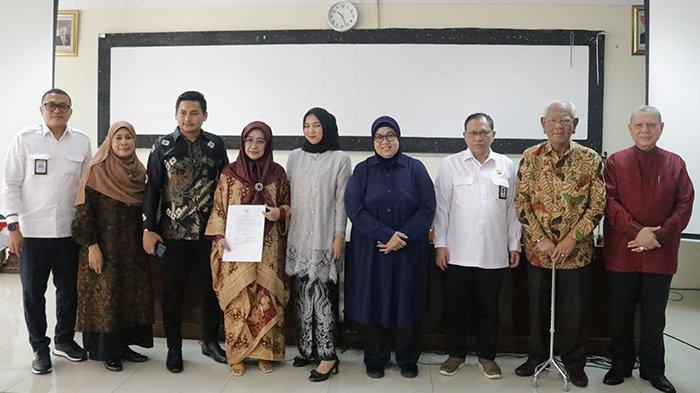 Prof. Dr. Liesna Andriany, M.Pd bersama Kepala LLDikti Wilayah I Prof Drs. Saiful Anwar Matondang MA. PhD, Ketua Pembina Yayasan UISU T. Hamdy Oesman Dali Khan Al Hajj, Ketua Umum Pengurus Yayasan UISU Prof. dr. Ismet Danial Nasution, drg, Rektor UISU Dr. Safrida SE, M.Si foto bersama usai penyerahan SK Guru Besar di Aula LLDikti, Senin (3/7).(Foto:www.informasiterpercaya.com)