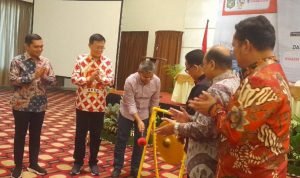 Wali Kota Medan, Bobby Nasution diwakili Sekda Kota Medan Ir Wiriya Alrahman secara resmi membuka Raker DPRD Kota Medan dengan memukul gong disaksikan Ketua DPRD Kota Medan Hasyim SE, Wakil Ketua DPRD Kota Medan H Ihwan Ritonga, Sekretaris DPRD Muhammad Ali Sipahutar, Sekretaris Ditjen Bina Keuangan Daerah Kementerian Dalam Negeri Dr Drs Horas Maurits Panjaitan MEC Dev, Direktur Produk Hukum Daerah Ditjen Otonomi Daerah Kementerian Dalam Negeri Drs Makmur Marbun MSi.(Foto:www.informasiterpercaya.com) Wali Kota Medan, Bobby Nasution diwakili Sekda Kota Medan Ir Wiriya Alrahman secara resmi membuka Raker DPRD Kota Medan dengan memukul gong disaksikan Ketua DPRD Kota Medan Hasyim SE, Wakil Ketua DPRD Kota Medan H Ihwan Ritonga, Sekretaris DPRD Muhammad Ali Sipahutar, Sekretaris Ditjen Bina Keuangan Daerah Kementerian Dalam Negeri Dr Drs Horas Maurits Panjaitan MEC Dev, Direktur Produk Hukum Daerah Ditjen Otonomi Daerah Kementerian Dalam Negeri Drs Makmur Marbun MSi.(Foto:www.informasiterpercaya.com)