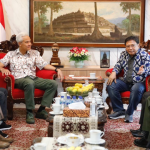 Relawan Desa untuk Ganjar (Des Ganjar) Provinsi Jambi menemui bakal calon presiden (bacapres) 2024 dari PDIP Ganjar Pranowo.(Foto:www.informasiterpercaya.com)