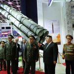 Momen saat Kim Jong Un memamerkan rudal dan senjata buatan Korut kepada Menhan Rusia Sergei Shoigu dan delegasinya yang sedang berkunjung ke Pyongyang.(Foto:www.informasiterpercaya.com)