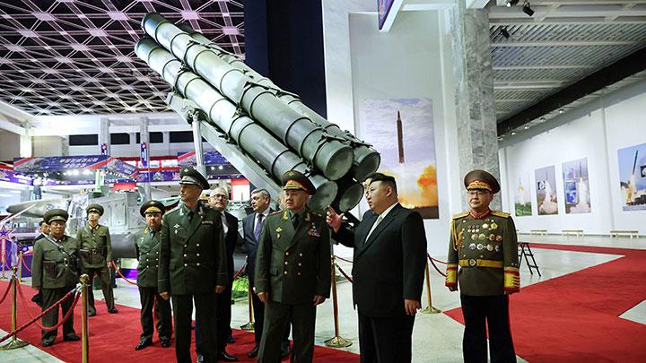 Momen saat Kim Jong Un memamerkan rudal dan senjata buatan Korut kepada Menhan Rusia Sergei Shoigu dan delegasinya yang sedang berkunjung ke Pyongyang.(Foto:www.informasiterpercaya.com)