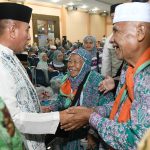 Gubsu Edy Rahmayadi bersama Wakil Bupati Mandailing Natal Atika Azmi Utammi Nasution menyambut kedatangan 360 Jemaah Haji Kloter Pertama asal Kabupaten Madina di Gedung Madinatul Hujjaj, Komplek Asrama Haji Medan, Jalan AH Nasution Medan, Rabu (5/7/2023) subuh.(Foto:www.informasiterpercaya.com)