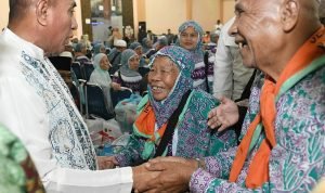 Gubsu Edy Rahmayadi bersama Wakil Bupati Mandailing Natal Atika Azmi Utammi Nasution menyambut kedatangan 360 Jemaah Haji Kloter Pertama asal Kabupaten Madina di Gedung Madinatul Hujjaj, Komplek Asrama Haji Medan, Jalan AH Nasution Medan, Rabu (5/7/2023) subuh.(Foto:www.informasiterpercaya.com) Gubsu Edy Rahmayadi bersama Wakil Bupati Mandailing Natal Atika Azmi Utammi Nasution menyambut kedatangan 360 Jemaah Haji Kloter Pertama asal Kabupaten Madina di Gedung Madinatul Hujjaj, Komplek Asrama Haji Medan, Jalan AH Nasution Medan, Rabu (5/7/2023) subuh.(Foto:www.informasiterpercaya.com)