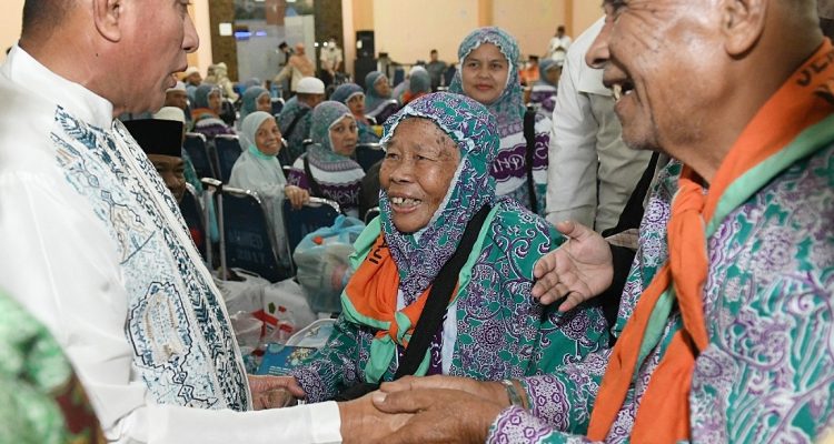 Gubsu Edy Rahmayadi bersama Wakil Bupati Mandailing Natal Atika Azmi Utammi Nasution menyambut kedatangan 360 Jemaah Haji Kloter Pertama asal Kabupaten Madina di Gedung Madinatul Hujjaj, Komplek Asrama Haji Medan, Jalan AH Nasution Medan, Rabu (5/7/2023) subuh.(Foto:www.informasiterpercaya.com)