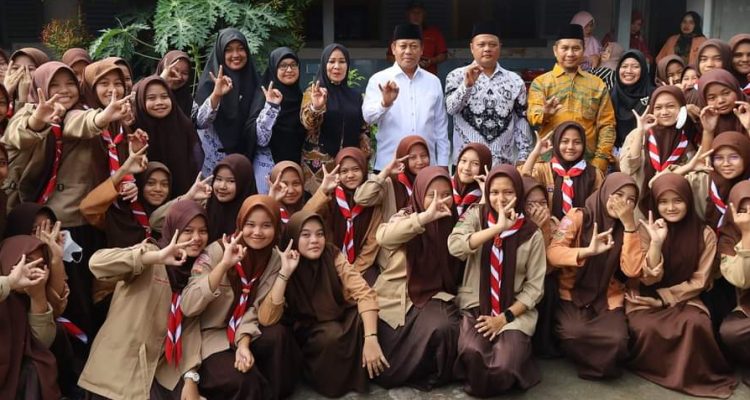 Wali Kota Tanjung Balai H Waris Tholib memberi santunan berupa uang dan beras kepada 88 anak yatim dan piatu, siswa siswi SMP Negeri 1 Kota Tanjungbalai.(Foto:www.informasiterpercaya.com)