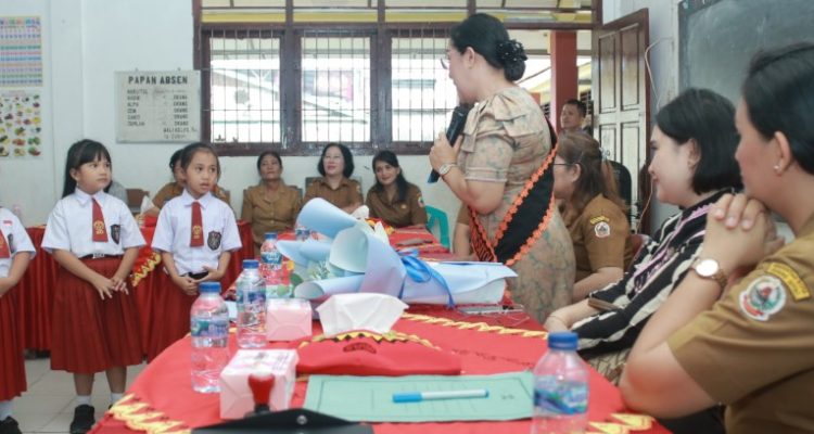 Bunda PAUD Kota Gunungsitoli Kunker ke Sejumlah Sekolah Dasar.(Foto:www.informasiterpercaya.com)