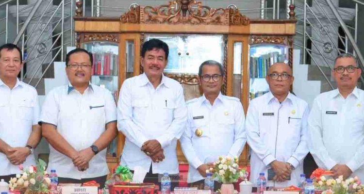 Bupati Nias Yaatulo Gulo, SE SH MSi pimpin rapat Forkada se-Kepulauan Nias, bertempat di Pendopo Kabupaten Nias. Rabu, (21 Juni 2023).(Foto:www.informasiterpercaya.com)