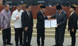 Gubsu Edy Rahmayadi menghadiri Rapat Paripurna DPRDSU dalam agenda Penyampaian Pendapat Akhir Fraksi terhadap Ranperda tentang APBD Provsu TA 2024 dan Pengambilan Keputusan Bersama antara DPRD Provsu dan Gubsu terhadap Ranperda tentang APBD Provsu TA 2024 didahului dengan Penyampaian Laporan Badan Anggaran DPRD Provsu di Ruang Rapat Paripurna Kantor DPRD Sumut Jalan Imam Bonjol Nomor 5 Medan, Jumat (28/7).(Foto:www.informasiterpercaya.com) Gubsu Edy Rahmayadi menghadiri Rapat Paripurna DPRDSU dalam agenda Penyampaian Pendapat Akhir Fraksi terhadap Ranperda tentang APBD Provsu TA 2024 dan Pengambilan Keputusan Bersama antara DPRD Provsu dan Gubsu terhadap Ranperda tentang APBD Provsu TA 2024 didahului dengan Penyampaian Laporan Badan Anggaran DPRD Provsu di Ruang Rapat Paripurna Kantor DPRD Sumut Jalan Imam Bonjol Nomor 5 Medan, Jumat (28/7).(Foto:www.informasiterpercaya.com)