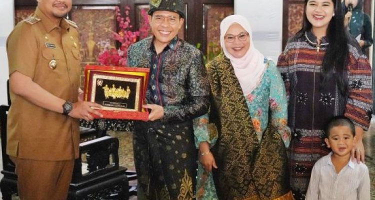 Wali Kota Medan Bobby Nasution menawarkan investasi khususnya investasi di bidang kesehatan kepada Menteri di Kantor Perdana Menteri, Menteri Kedua Pendidikan dan Luar Negeri Singapura, Mohamad Maliki Bin Osman.(Foto:www.informasiterpercaya.com)