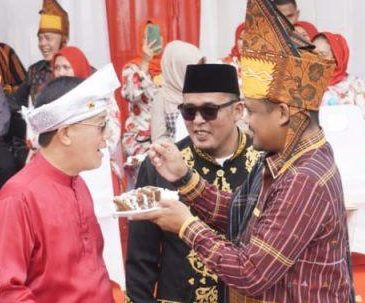 Ketua DPRD Kota Medan, Hasyim SE menerima suapan dari Wali Kota Medan, Bobby Nasution disaksikan Wakil Wali Kota Medan, Aulia Rahman pada acara Colorful Medan Carnival 2023 di Lapangan Benteng, Medan, Sabtu (8/7/2023).