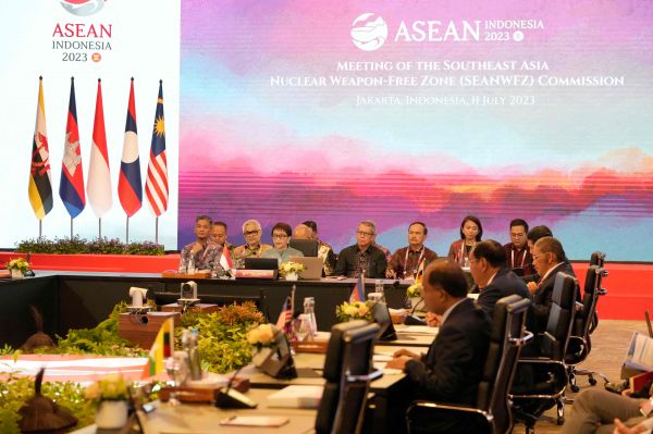 INDONESIA melalui Menteri Luar Negeri (Menlu) Retno Marsudi mengajak seluruh negara-negara di Asia Tenggara dan umumnya, dunia, menanggalkan persenjataan nuklir. Pasalnya dampak senjata itu mengancam kehidupan dunia.(Foto:www.informasiterpercaya.com)